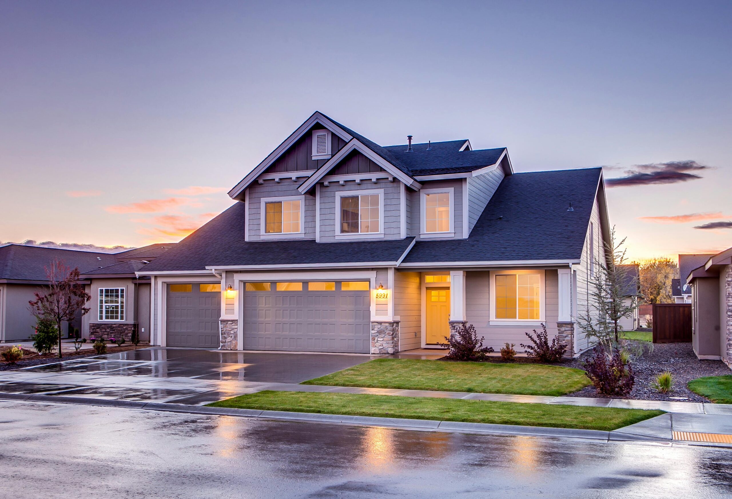 Family home at dusk in a Sacramento County neighbourhood