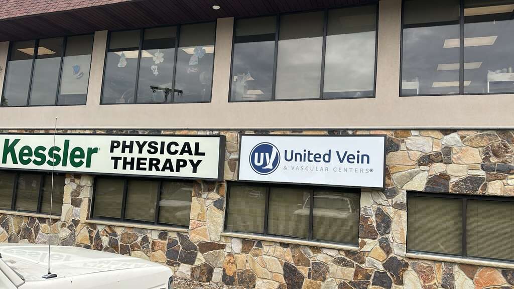 Two light box signs on one building for Kessler Physical Therapy & United Vein