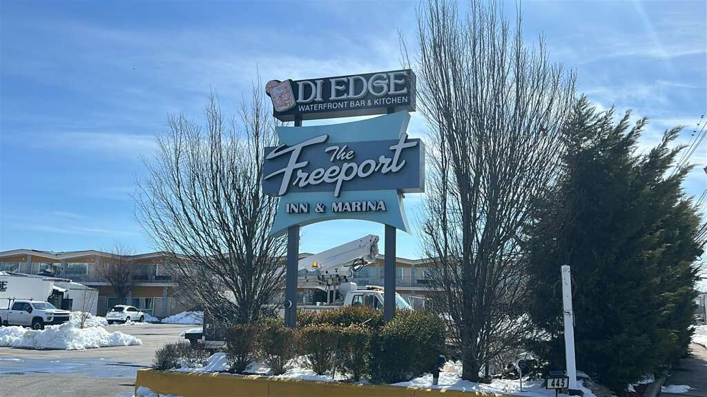 Roadside pylon sign for Freeport Inn & Marina