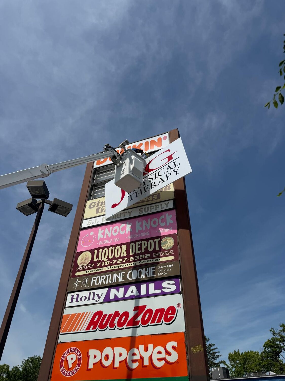 Tenant panels on a tall pylon for Shopping plaza
